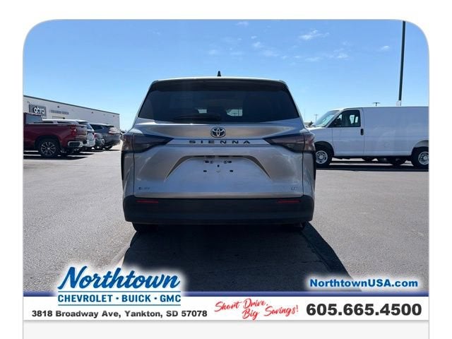 2025 Toyota Sienna LE