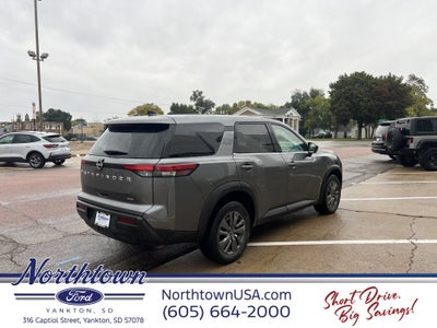 2024 Nissan Pathfinder S
